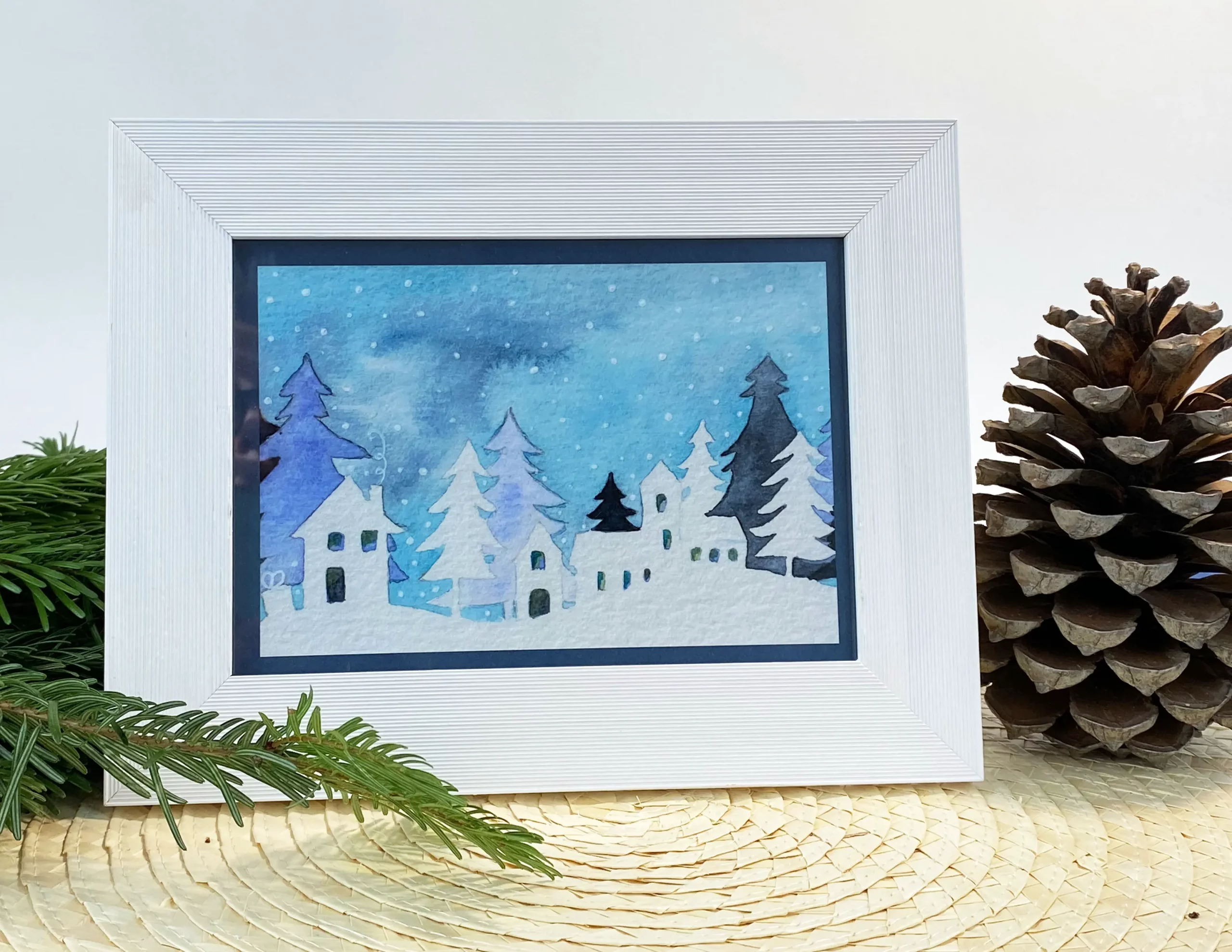 Weihnachtskarte Weiß-blaue Winterlandschaft in weißem Rahmen