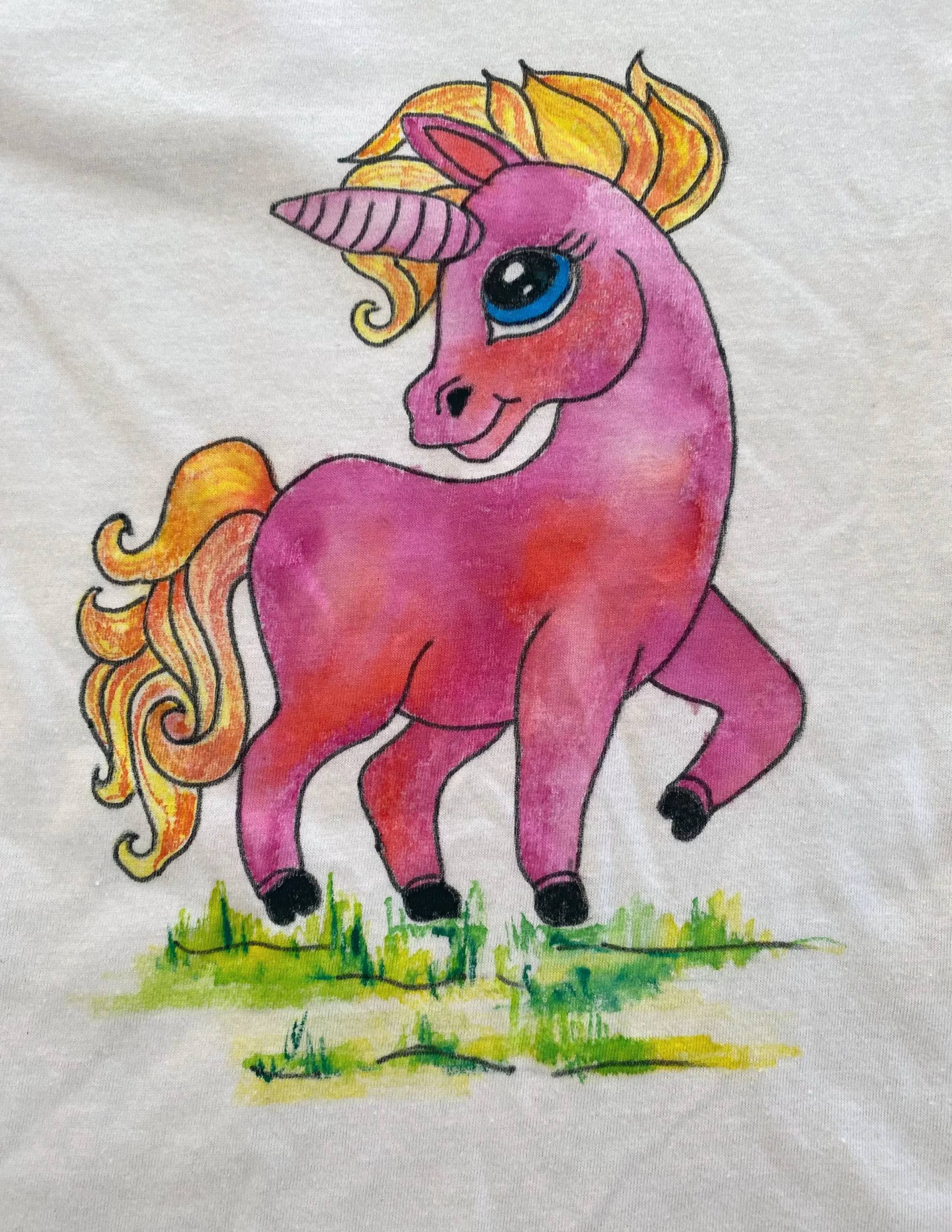 Handbemaltes T-Shirt mit rosa Einhorn Motiv