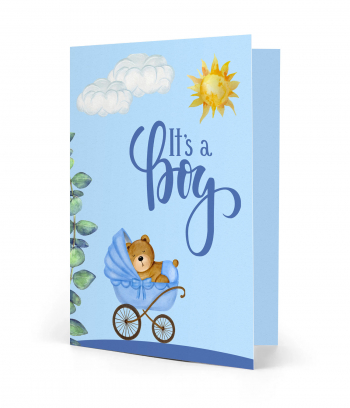 Vorderseite einer gedruckten Karte zur Geburt für einen Jungen mit dem Spruch "It's a boy". Auf der hellblauen Karte sind Wolken, eine Sonne sowie ein Bär in einem blauen Kinderwagen liegend und eine grüne Blattranke abgebildet.